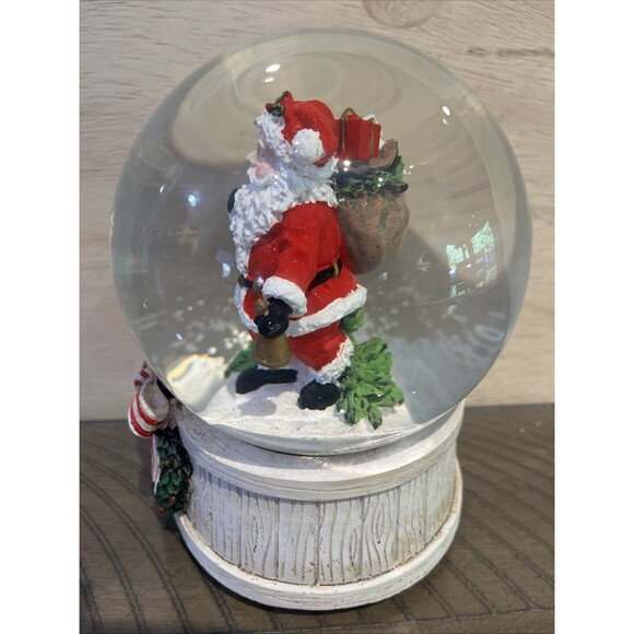 Santa Claus With Gifts Snowglobe Musical Christmas White Wreath with merry xmas - Picture 2 of 6